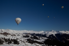 Heißluftballone über den Alpen in Arosa