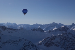 Heißluftballon über den Alpen in Arosa