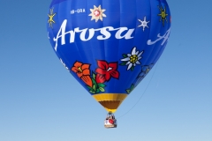 Heißluftballon über den Alpen in Arosa