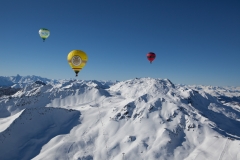 Heißluftballone über den Alpen in Arosa