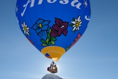 Heißluftballon über den Alpen in Arosa