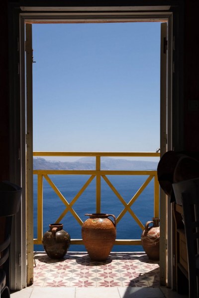 Blick auf die Caldera von Santorini durch eine Tür