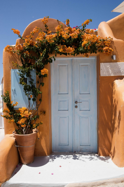Weiße Tür in orangefarbenem Haus
