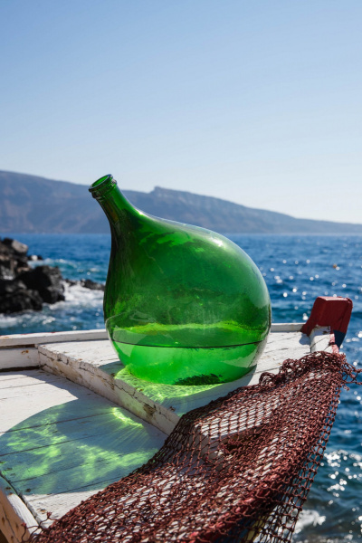 Grüne Flasche auf einem Fischerboot
