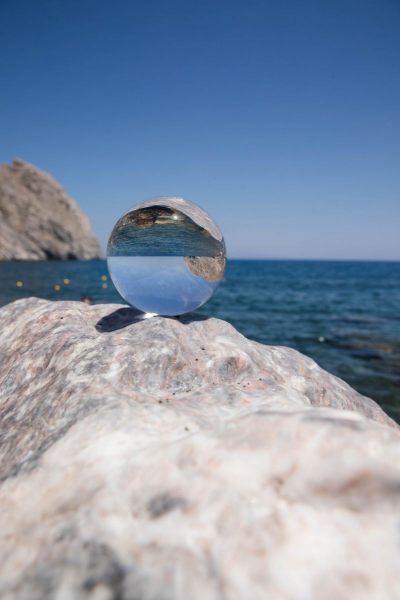Glaskugel auf einem Felsen am Meer