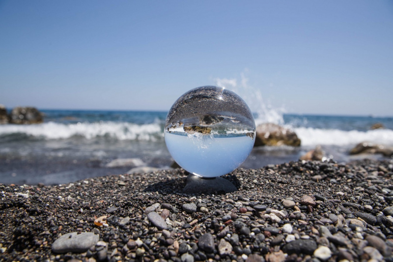 Glaskugel am Strand