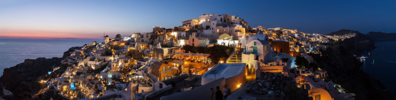 Panorama von Oia am Abend
