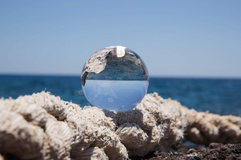 Glaskugel auf einem Tau am Meer