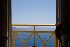 Blick auf die Caldera von Santorini durch eine Tür