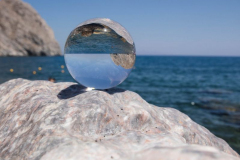 Glaskugel auf einem Felsen am Meer