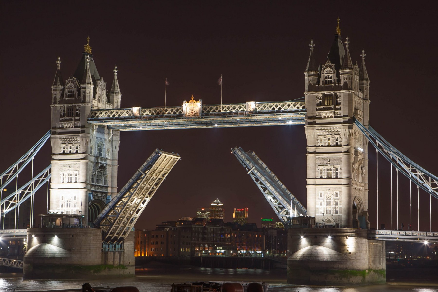 Tower Bridge bei Nacht geöffnet
