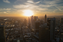 Skyline von Frankfurt im Abendlicht
