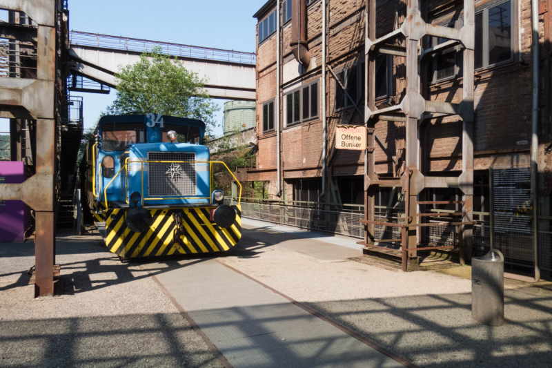 Lokomotive auf Industriegelände