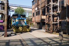 Lokomotive auf Industriegelände