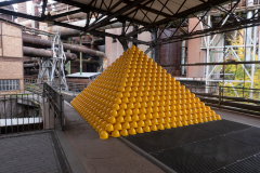 Pyramide gelber Helme