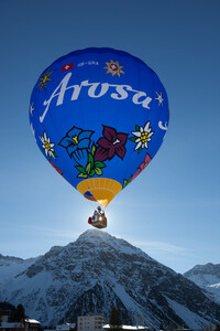 Heißluftballon in Arosa von unten