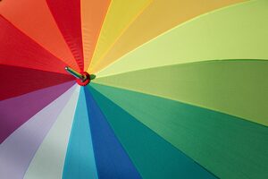 Regenbogenfarben auf einem Regenschirm