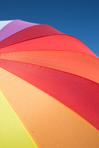 Regenbogenfarben auf einem Regenschirm III